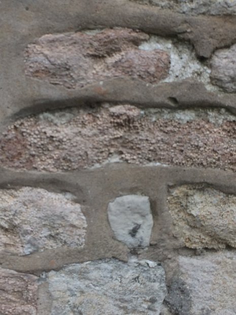 Sandsteine der Kirche St. Magni, roter Stein vom Nussberg, weißer Stein aus dem  Elm 